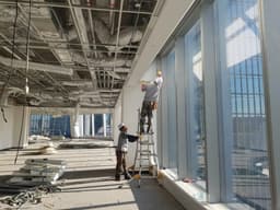 여의도 지역 사무실의 철거 공사가 안전하게 진행되고 있는 현장 사진