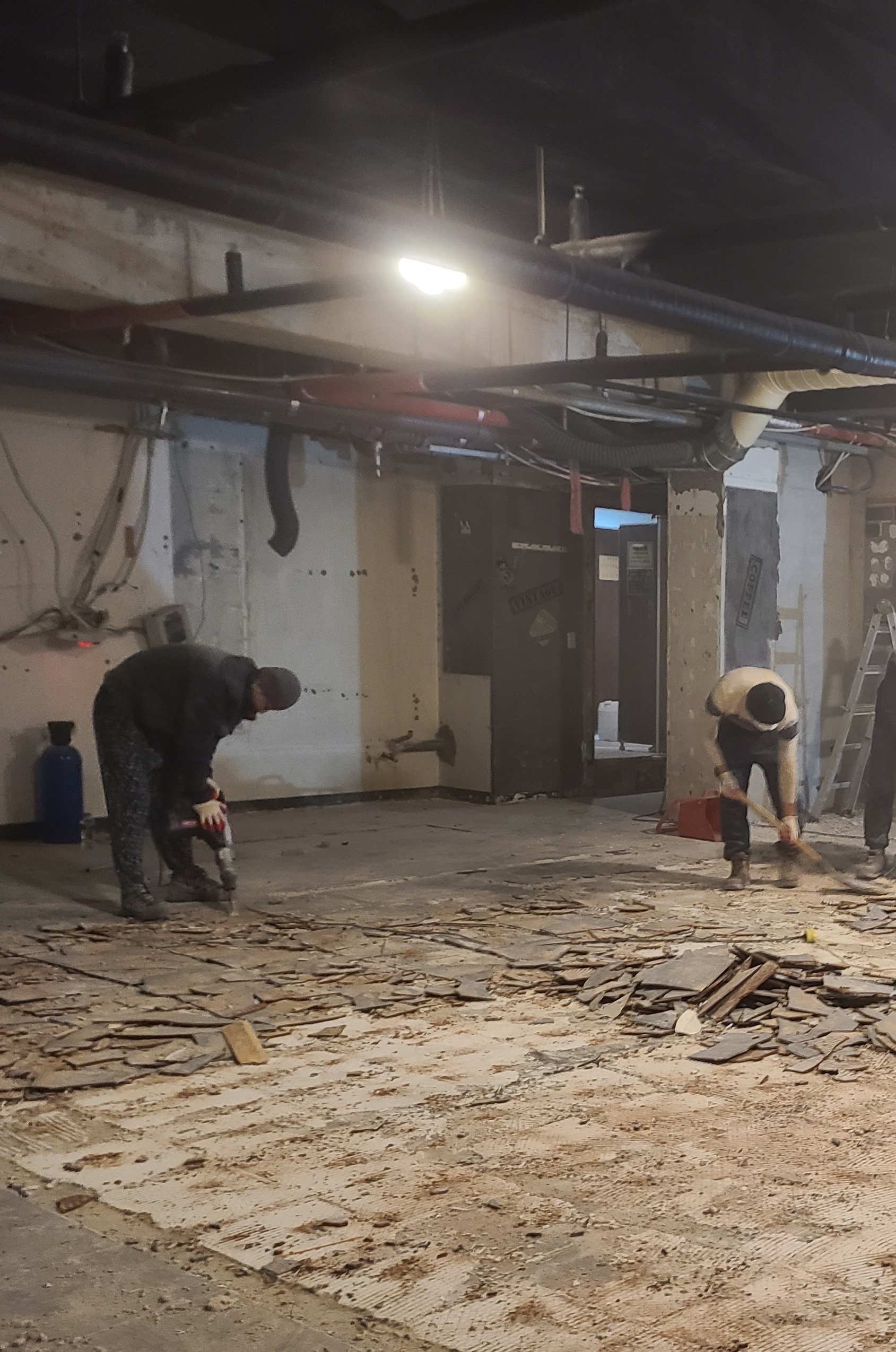 성북구 지역 상가의 복잡한 내부 철거를 성공적으로 마친 현장 사진