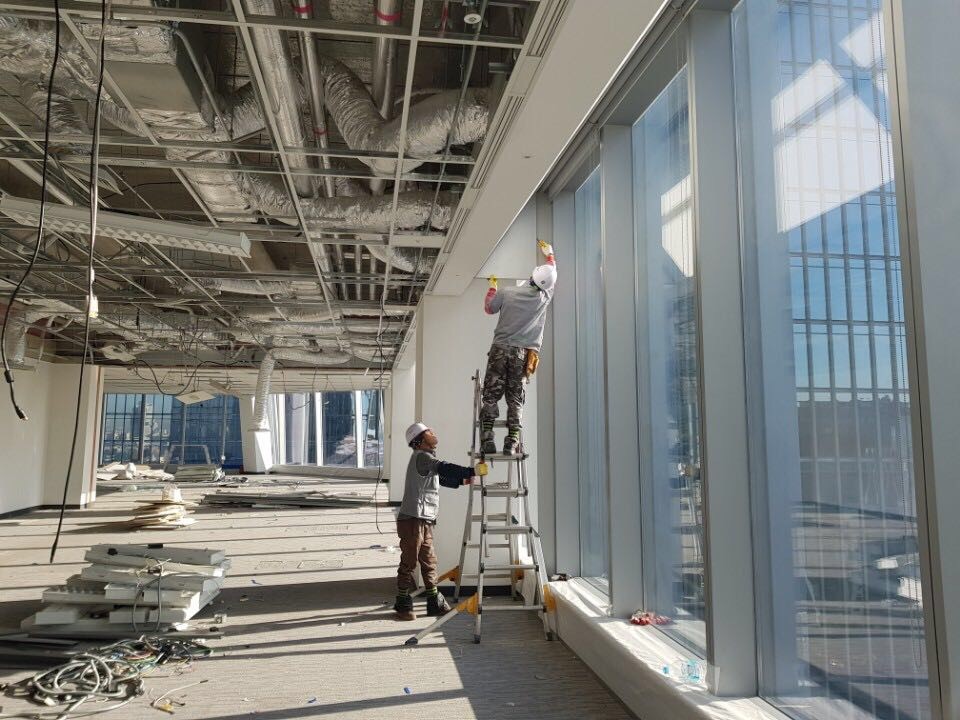 여의도 지역 사무실의 철거 공사가 안전하게 진행되고 있는 현장 사진